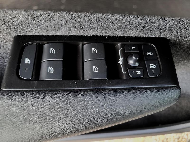 Volvo XC40 T4 Recharge,R-design kůže - fotka 31 z 43