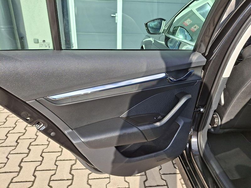 Škoda Octavia (2023) 1.0 E-TSI Business Plus ZÁRUKA - fotka 33 z 38