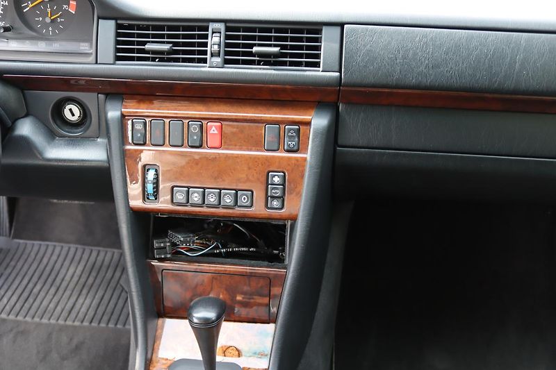 Mercedes-Benz 124 E320 CABRIO 162kW - fotka 28 z 50