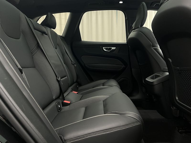 Volvo XC60 B5 AWD BLACK EDITION PLUS AUT - fotka 24 z 51