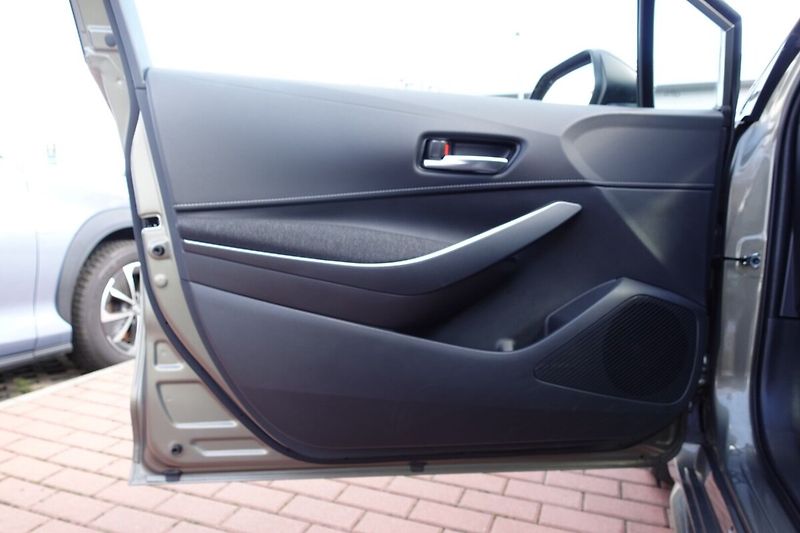 Toyota Corolla 2,0HSD e-CVT Comfort Tech - fotka 9 z 33
