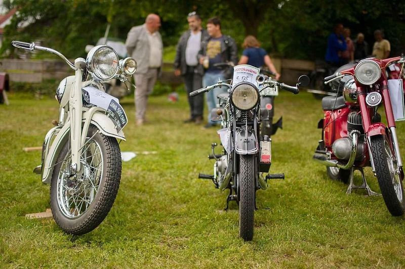 Veteráni ovládli Holovousy. U zámku se představilo na 180 historických exponátů