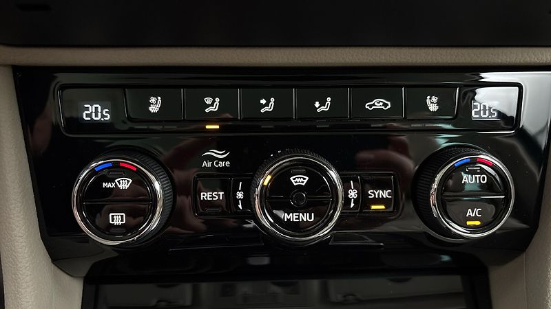 Škoda Superb 1.5 TSI DSG L&K Combi - fotka 13 z 33