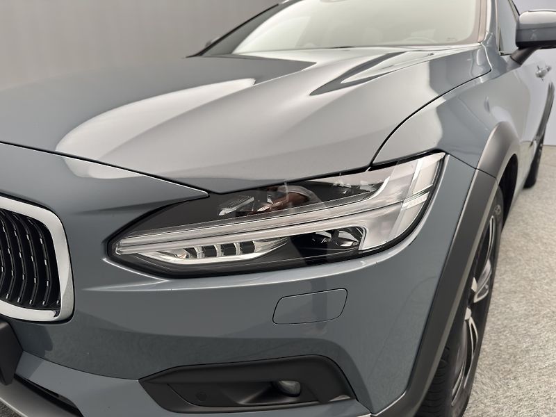 Volvo V90 CC D4 AWD PRO AUT - fotka 21 z 52