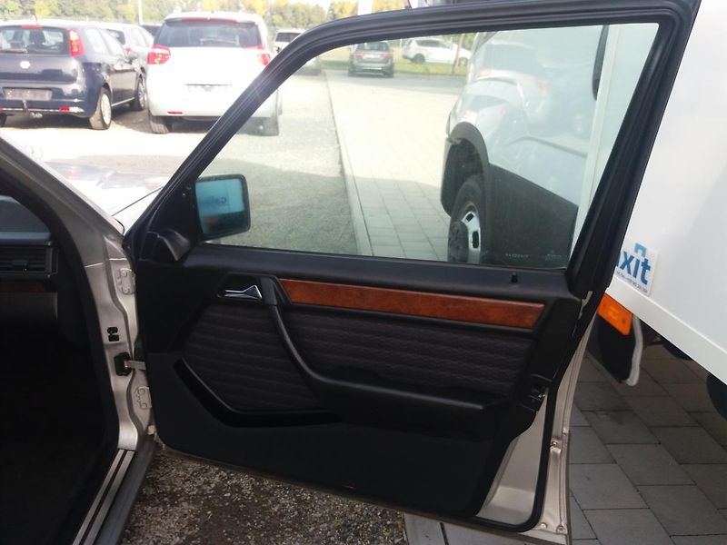 Mercedes-Benz 124 2.0i,100kW,KLIMA,ABS - fotka 18 z 21