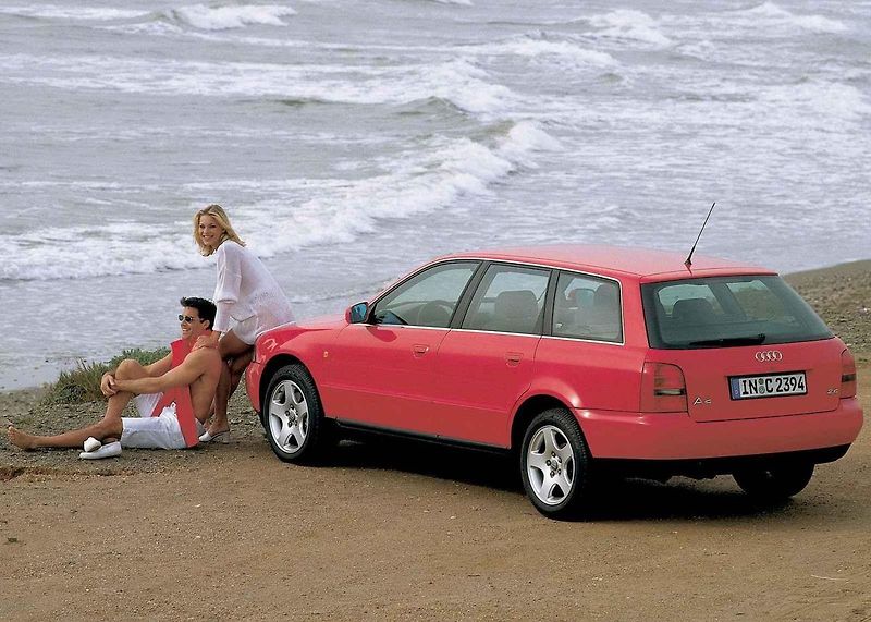 Audi A4 se v první generaci chlubila nápaditými propagačními snímky.