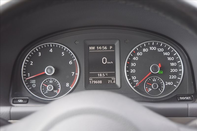 Volkswagen Touran 1,4 i 103KW AUTOMAT TAŽNÉ NAVI - fotka 25 z 44