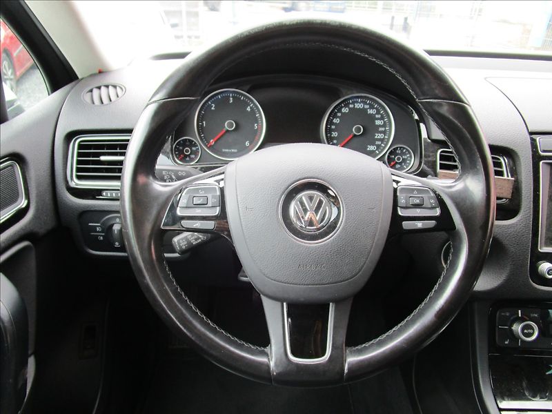 Volkswagen Touareg 3.0TDi V6  R-Line, 4x4, Bi-Xen - fotka 8 z 48