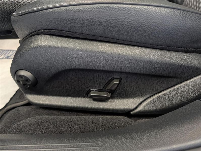 Mercedes-Benz Třídy E E300 DE EQ POWER 225 KW AMG - fotka 26 z 41