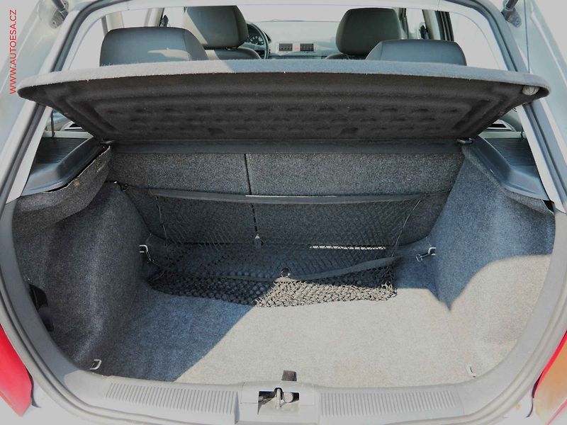 Škoda Fabia (2004) 1.4 MPi, 2.maj,ČR, Park čidla - fotka 7 z 16