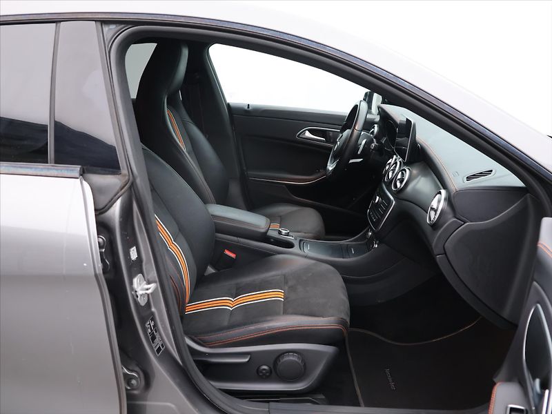 Mercedes-Benz CLA 2,1 220d Aut. 130kW AMG Line - fotka 12 z 26