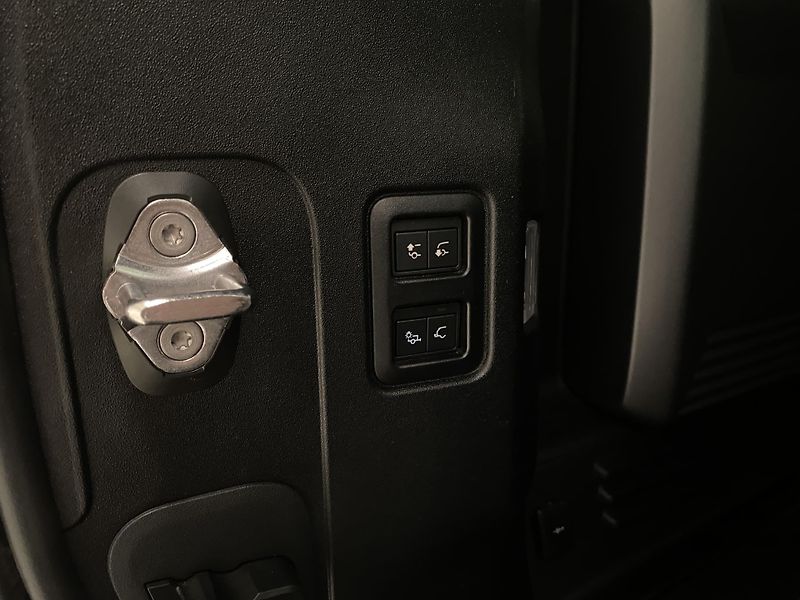 Land Rover Defender 110 D300 X AWD AUT REZERVACE - fotka 32 z 55