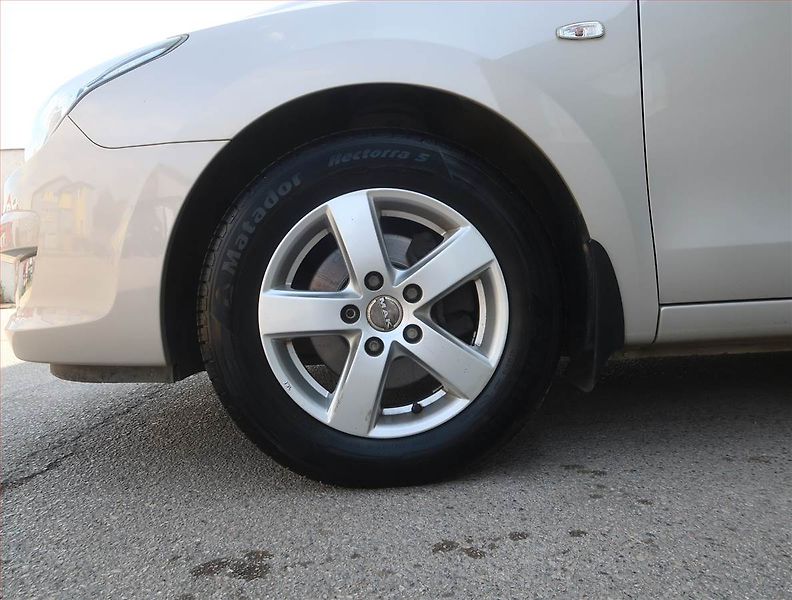 Hyundai i30 (2009) 1.4 CVVT - fotka 14 z 16