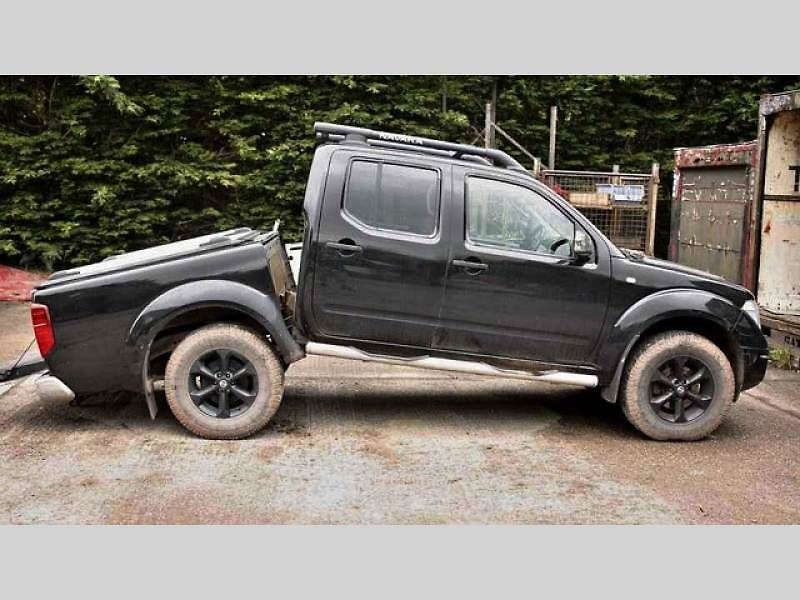 Fotografie poškozeného Nissanu Navara.