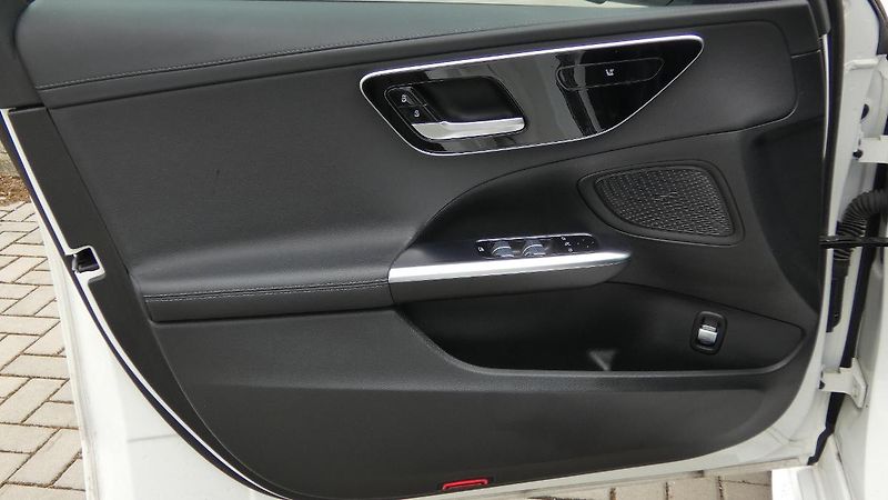 Mercedes-Benz Třídy C Sedan 300 4MATIC - fotka 8 z 23