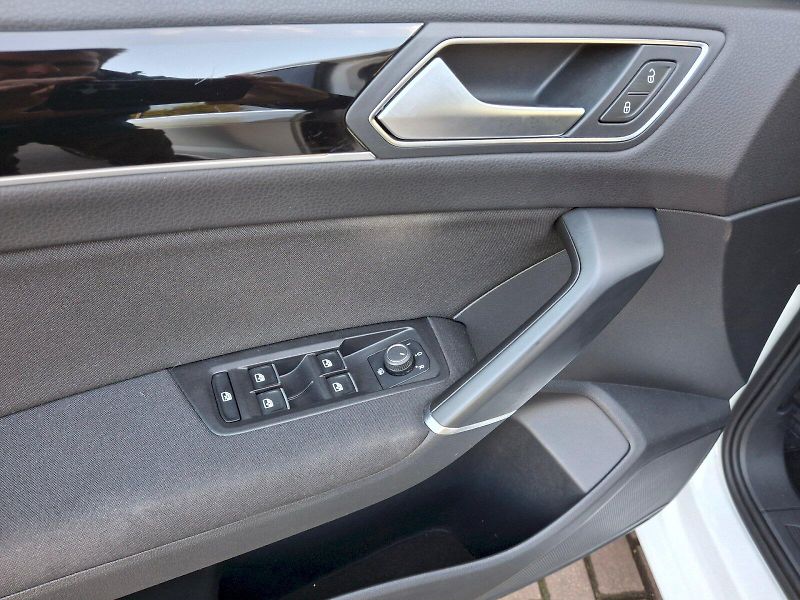 Volkswagen Touran (2017) HighLine DSG 2,0TDi 110kW - fotka 27 z 35