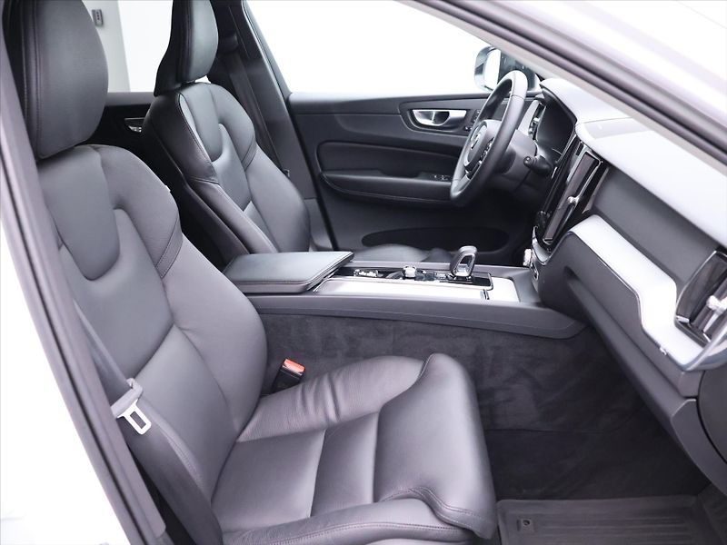 Volvo XC60 2,0 B5 173kW AWD Plus Dark CZ - fotka 12 z 33