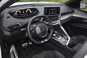 typické uspořádání interiéru v současných Peugeotech