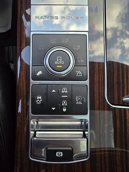 Land Rover Range Rover VOGUE 4,4 V8 250kW 4x4 TAŽNÉ - fotka 19 z 61