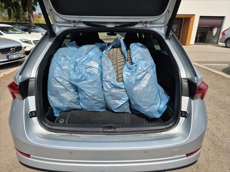 Škoda Octavia 2,0 TDi SportLine DSG - fotka 11 z 18