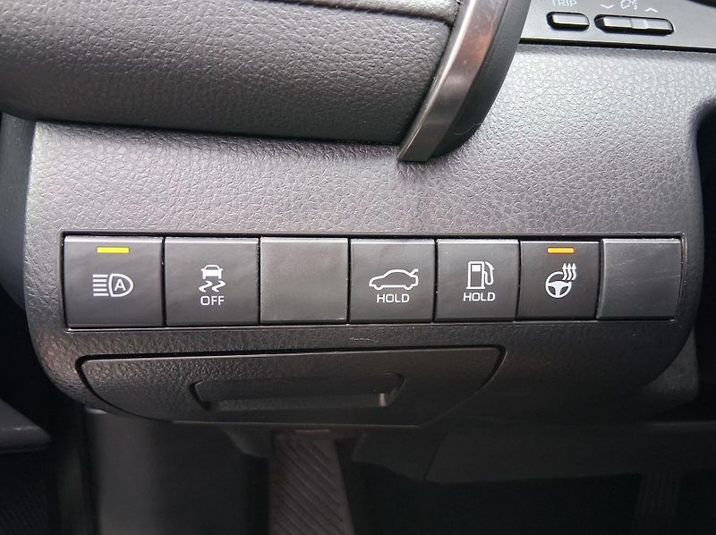 Toyota Camry EXECUTIVE 2.5 Hyb. 160 kW - fotka 26 z 31