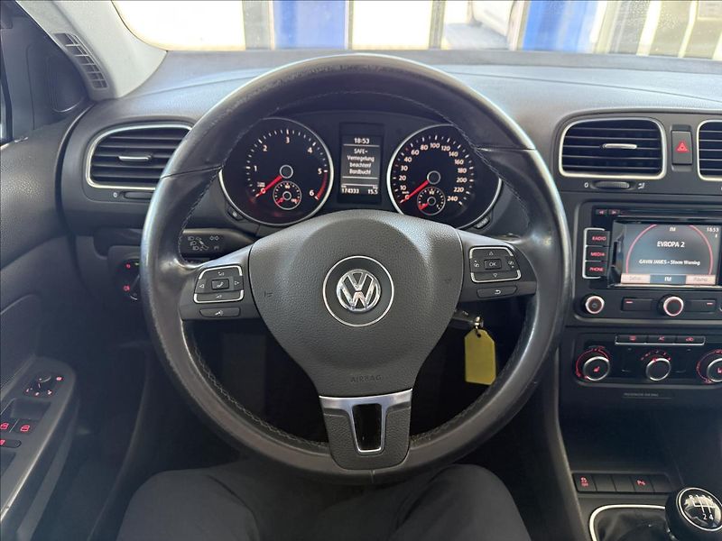 Volkswagen Golf 1,6   77kW,2.MAJITEL - fotka 13 z 22