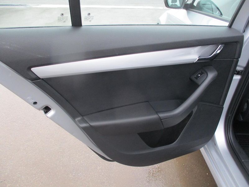Škoda Octavia 1.2 TSi AMB*SERVIS*L+Z PNEU - fotka 33 z 40