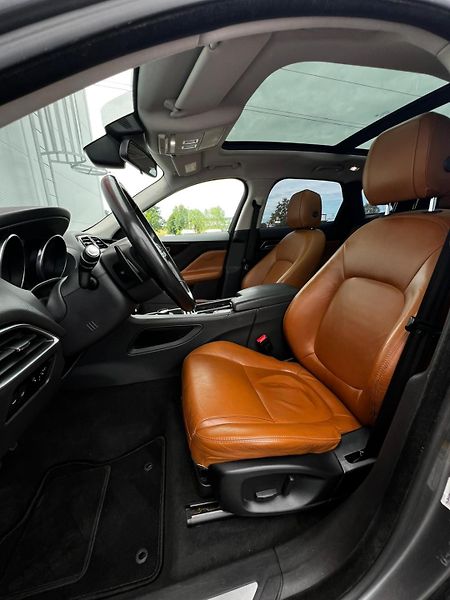 Jaguar F-Pace 20d Aut. Prestige AWD PANO TZ  - fotka 6 z 25
