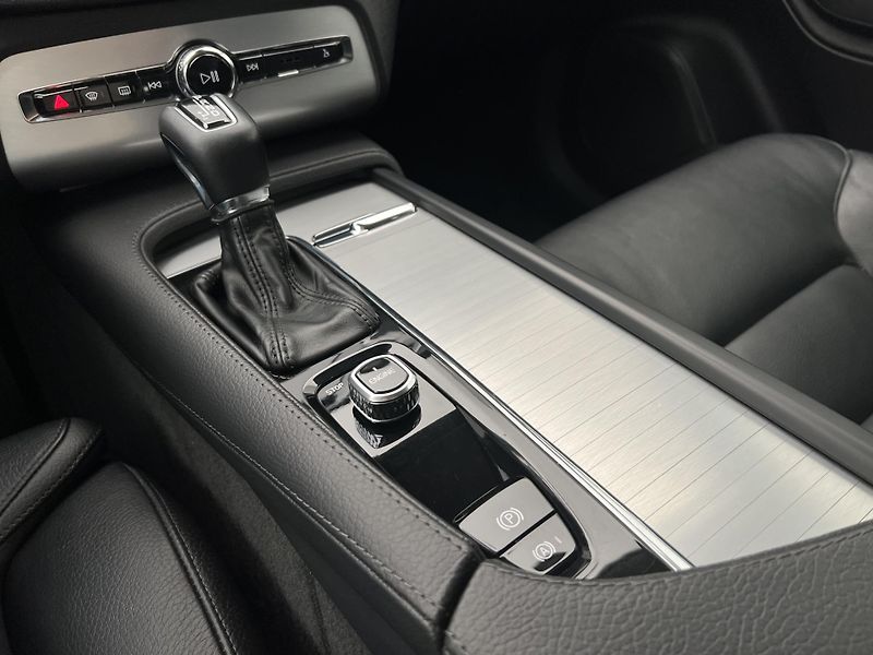 Volvo XC90 D5 AWD MOMENTUM CZ - fotka 23 z 33
