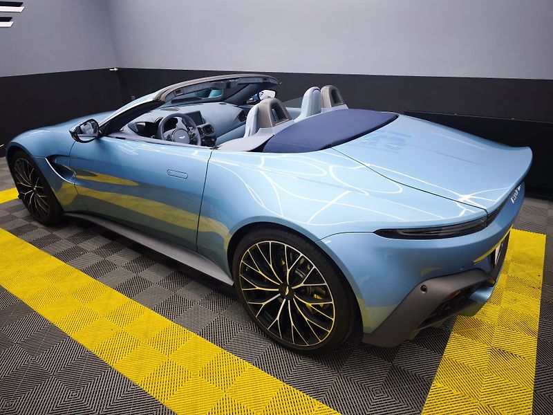 Aston Martin V8 Vantage (2022) - fotka 24 z 33