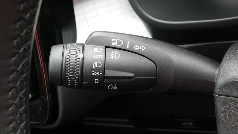 Volvo XC40 B3 PLUS DARK - fotka 10 z 23