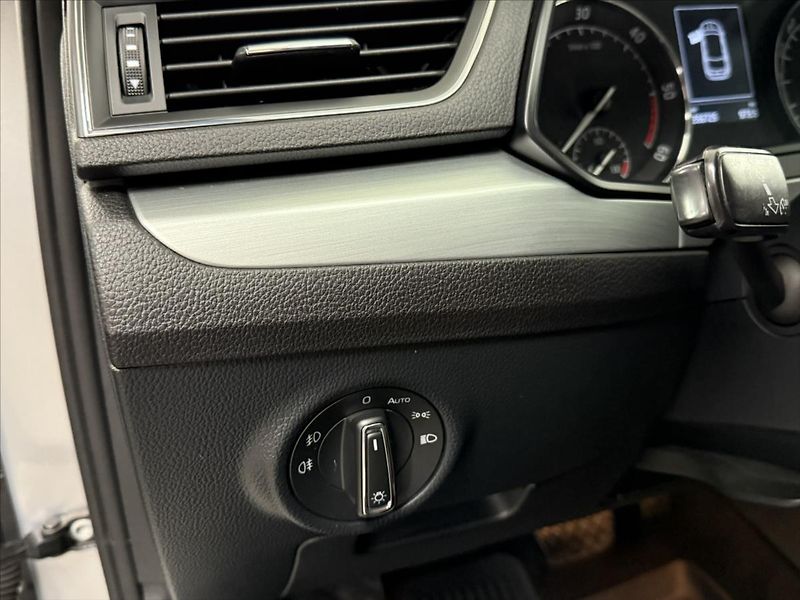 Škoda Superb 2,0 TDI ČR DSG NAVI CARPLAY - fotka 16 z 35