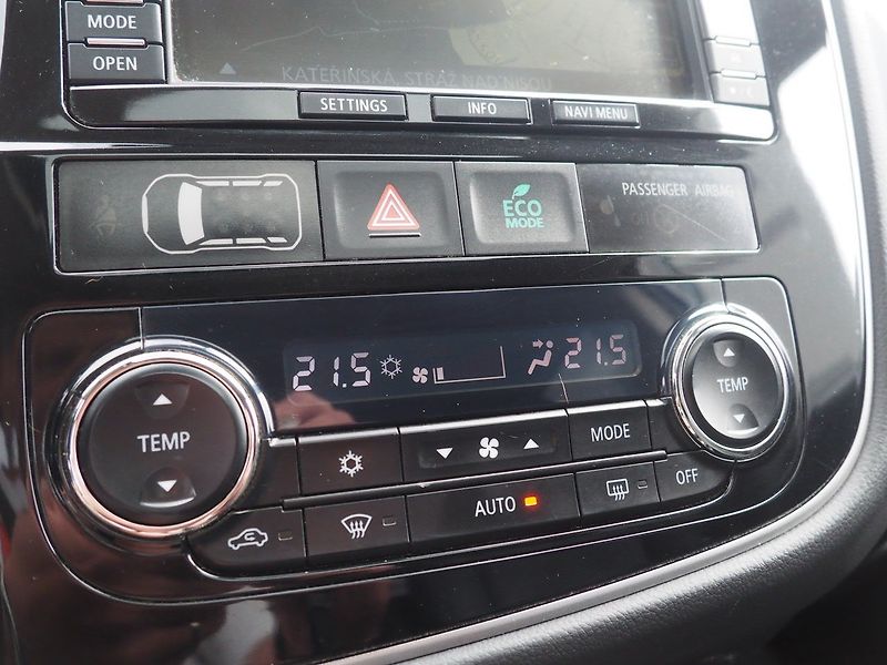 Mitsubishi Outlander (2014) 2.2 D-ID AT Instyle, AWD, 7m - fotka 34 z 41