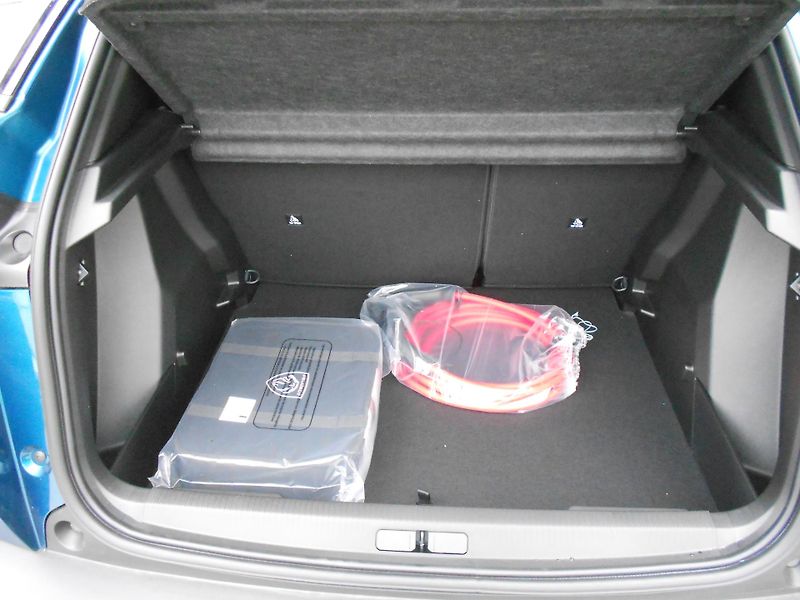 Peugeot 2008 ALLURE Elektromotor 115 kW / 1 - fotka 7 z 7