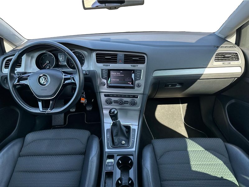 Volkswagen Golf Comfortline 1.6 TDI 77kW - fotka 10 z 21
