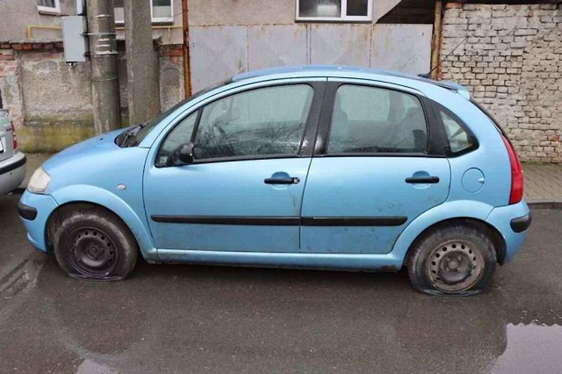 Vandal v Přerově prořezal více než pět desítek aut