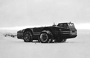 Obří vozidlo Antarctic Snow Cruiser po vyložení z lodi.