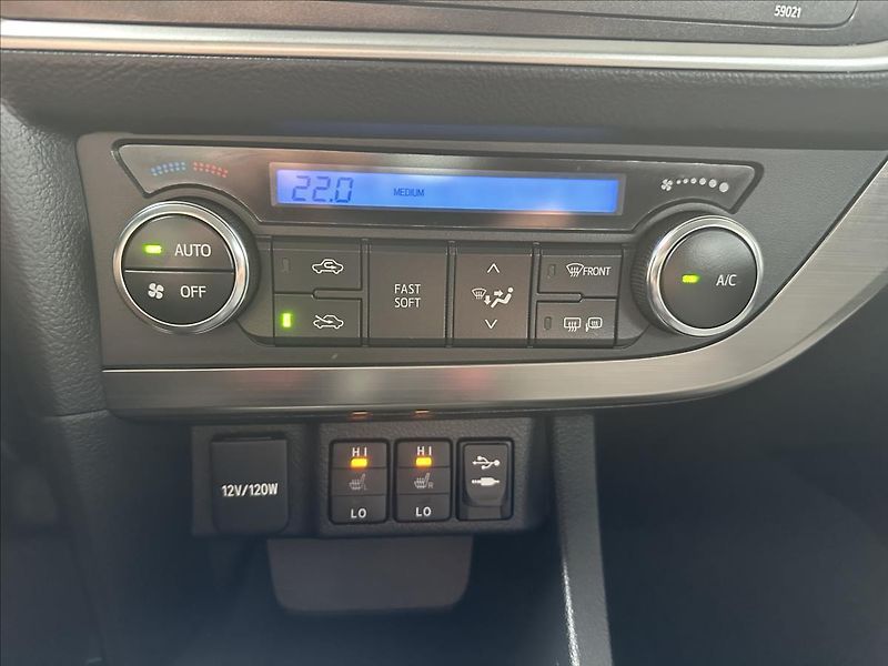 Toyota Auris 1,6 EXCLUSIVE - fotka 19 z 28