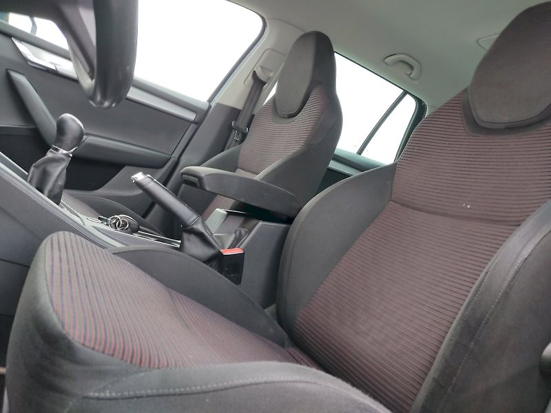 Škoda Octavia (2013) Combi Elegance plus 2,0 Tdi 11 - fotka 24 z 37