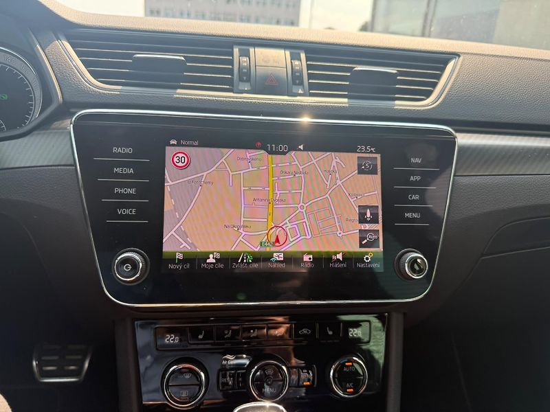 Škoda Superb Sportline 2,0 TSI 140 kw DSG - fotka 13 z 24