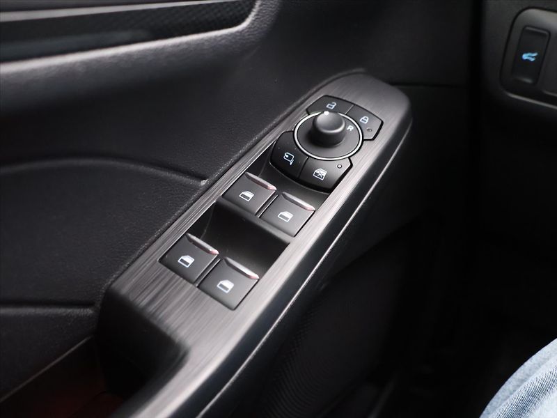 Ford Kuga 2,5 DT HEV ST-LineX AWD AT - fotka 15 z 23