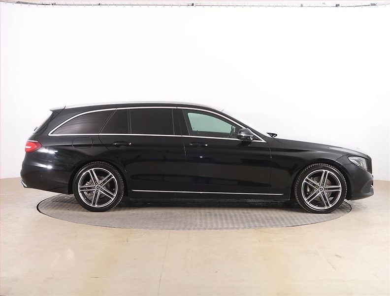 Mercedes-Benz Třídy E (2018) Avantgarde E 300 d - fotka 6 z 23