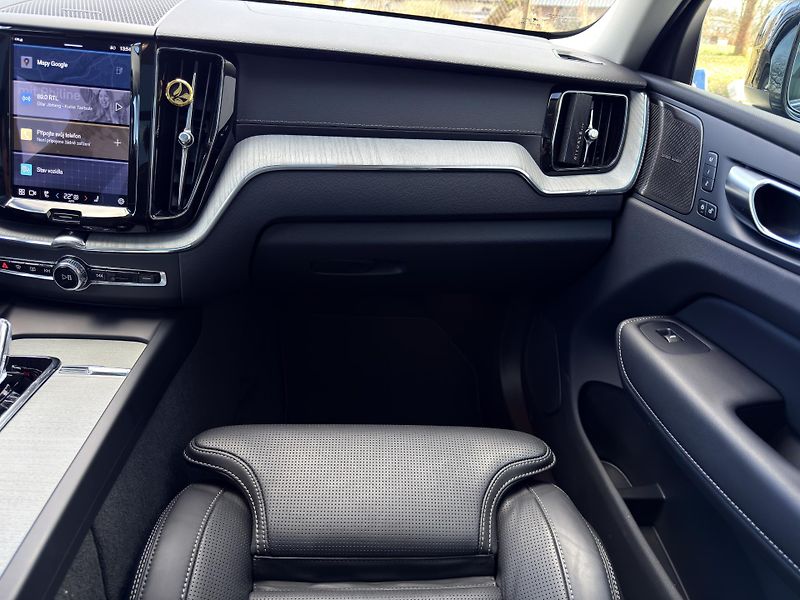 Volvo XC60 T8 AWD RECH.*ULTRA DARK + kola - fotka 23 z 51