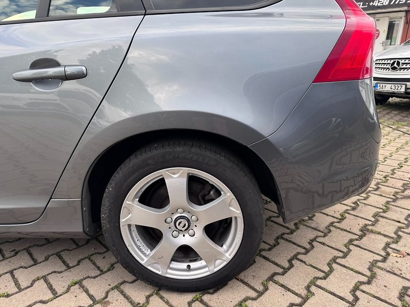 Volvo V60 (2016) D2 2,0D 88 KW TAŽNÉ - fotka 14 z 48