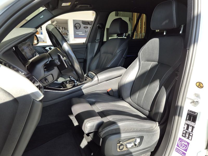 BMW X5 xDrive40i - fotka 11 z 33