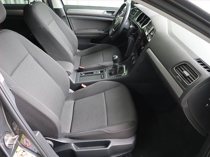 Volkswagen Golf (2019) 1.6 TDI, Navi, Park. senzory - fotka 9 z 17