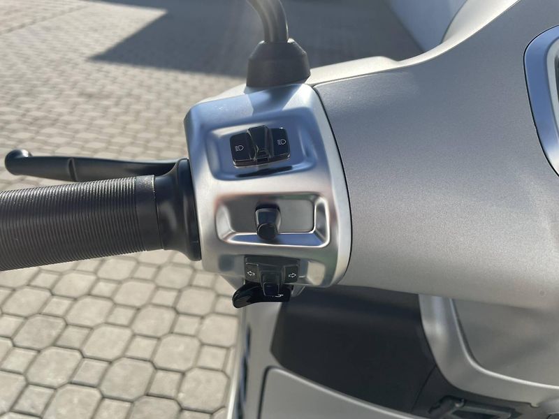 Vespa (2026) GTS 310 Edizione Ottantesimo - fotka 15 z 20