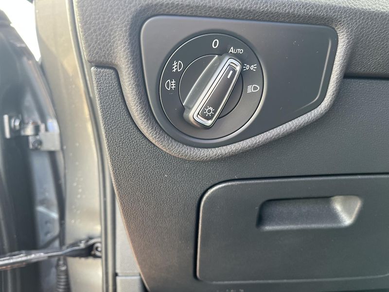 Volkswagen Touran 1.4 TSi R-Line Highline 110 kW - fotka 23 z 35