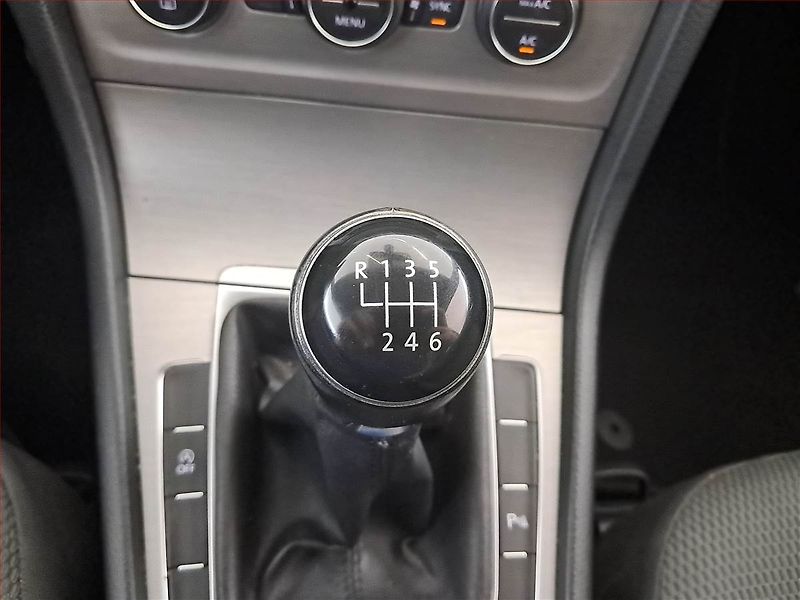Volkswagen Golf (2014) Comfortline 2.0 TDI, Tempomat - fotka 13 z 17