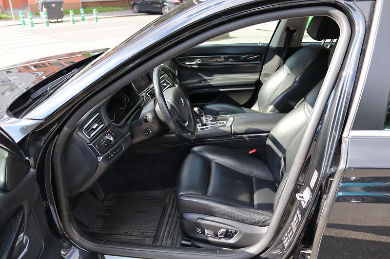 BMW Řada 7 730D XDRIVE F01 190kW - fotka 23 z 48